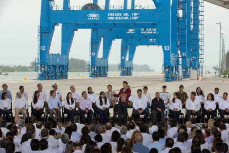 Al inaugurar el nuevo puerto de Tuxpan, el presidente Enique Peña resaltó que el Gobierno del estado de Veracruz <em>tendrá en el Gobierno de la República a un aliado permanente en la tarea de dar seguridad a los veracruzanos</em>.  <em>Lo habremos de hacer en todas las asignaturas y en todas las otras áreas del quehacer gubernamental que nos permitan cerrar filas en favor de un solo objetivo, que es servir a los veracruzanos</em>. 