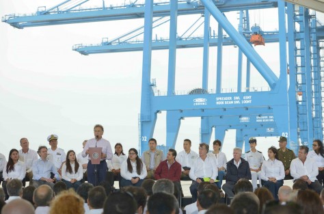 Miguel Ángel Yunes dijo que en el Puerto Petroquímico de Pajaritos, en coordinación con el programa de Zonas Económicas Especiales del Gobierno de la República, se podrán invertir en los próximos dos años, mil millones de pesos.  
