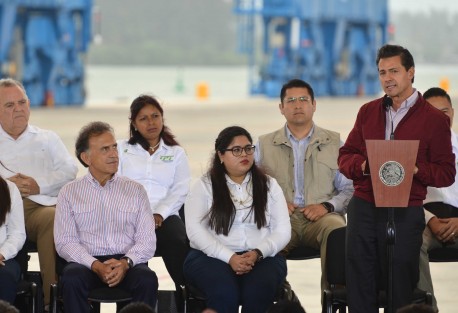 Al inaugurar el nuevo puerto de Tuxpan, el presidente Enique Peña resaltó que el Gobierno del estado de Veracruz tendrá en el Gobierno de la República a un aliado permanente en la tarea de dar seguridad a los veracruzanos. Lo habremos de hacer en todas las asignaturas y en todas las otras áreas del quehacer gubernamental que nos permitan cerrar filas en favor de un solo objetivo, que es servir a los veracruzanos. Presidencia de la República. 
