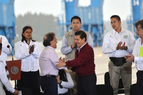 En lo que refirió fue su primer acto público con el gobernador de Veracruz, Peña Nieto expresó el compromiso del Gobierno de la República y de su Presidente, de  mantener estrecha colaboración y cooperación con el Gobierno estatal, para hacer equipo en un frente común y  atender los problemas, inquietudes y todo lo que demanda la sociedad veracruzana. 