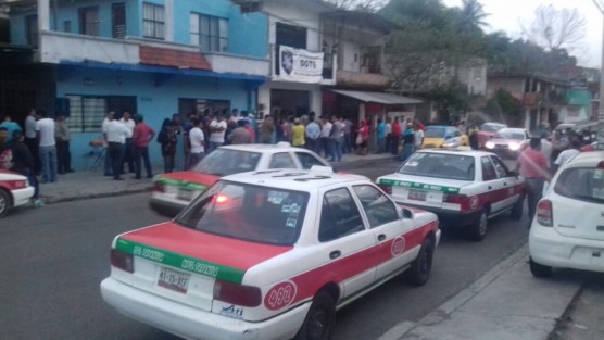 Taxistas de UVERPO se manifestaron a las afueras de la oficina de Transporte Públicoen Papantla, para exigir que se dejen de realizar operativos en la ciudad, esto luego de que unidades les han sido retenidas. Sin embargo el hecho indignó a la ciudadanía, pues los operativos son para seguridad de los usuarios y de ellos mismos.  