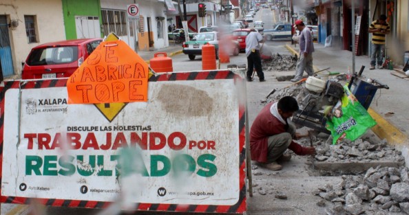 Como ocurre con frecuencia en las obras, en la reciente pavimentación de la calle Francisco Sarabia, una vz concluida la obra, recordaron que faltaban los topes, por lo que ahora se instalan. O quizá sea que se dio oportunidad a los conductores de manejar con prudencia, y ante el nulo caso a la prudencia, mejor los topes. 