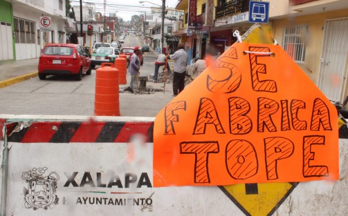Como ocurre con frecuencia en las obras, en la reciente pavimentación de la calle Francisco Sarabia, una vz concluida la obra, recordaron que faltaban los topes, por lo que ahora se instalan. O quizá sea que se dio oportunidad a los conductores de manejar con prudencia, y ante el nulo caso a la prudencia, mejor los topes.  