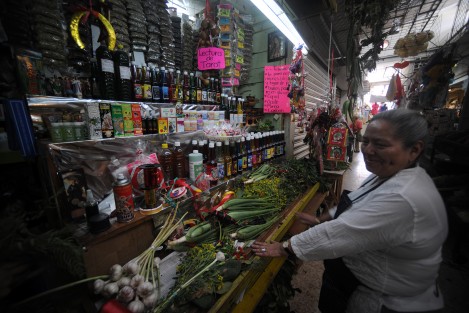 Desde temprana hora el olor a ruda, albaca, incienso  así como lociones  para todo tipo de <em>trabajos</em> se pueden percibir por los pasillos de este mercado de Xalapa, doña Brigida comenta que lo que la gente más busca en esta ocasión, es lo referente a tener dinero. 