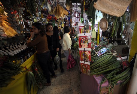 Como cada primer viernes de Marzo, locatarios del mercado Jáuregui se prepararon para recibir a los creyentes en la magia, con amuletos o bien para una limpia o lectura de cartas. 