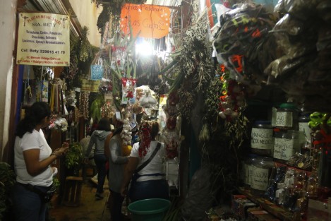 En Veracruz la gente acude al mercado Hidalgo a realizarse limpias y a comprar amuletos para la buena suerte, como parte de la tradición del primer viernes de marzo, donde según los esotéricos, se abren portales de energía que propician la abundancia. 