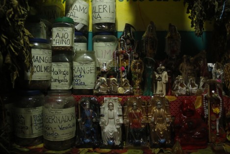 En Veracruz la gente acude al mercado Hidalgo a realizarse limpias y a comprar amuletos para la buena suerte, como parte de la tradición del primer viernes de marzo, donde según los esotéricos, se abren portales de energía que propician la abundancia. 