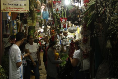 En Veracruz la gente acude al mercado Hidalgo a realizarse limpias y a comprar amuletos para la buena suerte, como parte de la tradición del primer viernes de marzo, donde según los esotéricos, se abren portales de energía que propician la abundancia. 