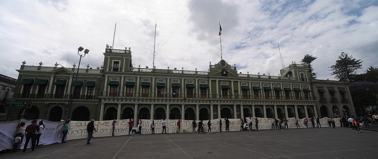 Estudiantes del Frente Democrático Popular Veracruzano se manifestaron en la plaza Lerdo para exigir una audiencia con el gobernador  y tratar el tema del pago de becas ademas de acusar a elementos de la SSP de retener a sus compañeros. 