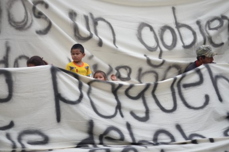 Integrantes de la organización Frente Democrático Popular Veracruzano mostraron grandes mantas denunciando falta de pago en becas a estudiantes; piden audiencia con el mandatario estatal.