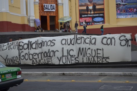 Integrantes de la organización Frente Democrático Popular Veracruzano mostraron grandes mantas denunciando falta de pago en becas a estudiantes; piden audiencia con el mandatario estatal.