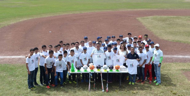 El Ayuntamiento de Xalapa respaldará a los 377 deportistas y entrenadores que representarán a la ciudad en la Olimpiada Estatal Veracruz 2017, los cuales participarán en 21 de las 25 disciplinas deportivas convocadas durante este evento, aseguró el alcalde Américo Zúñiga Martínez al entregar apoyos a las selecciones de béisbol y fútbol que acudirán a esta contienda. 
 