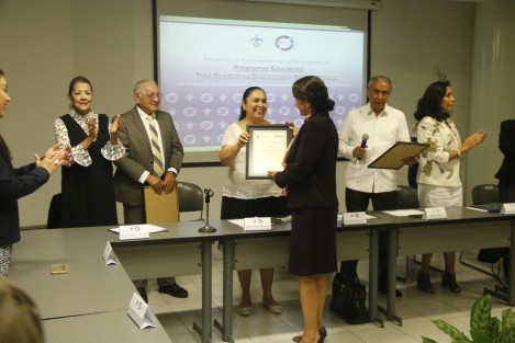 Este viernes se llevó a cabo la Recepción de Reconocimientos de Programas Educativos del Área Académica Económico-Administrativa de la Universidad Veracruzana por el Consejo de Acreditación en Ciencias Administrativas, Contables y Afines (CACECA). El evento tuvo lugar en la USBI Campus Mocambo y se contó con la presencia de la rectora Sara Ladrón de Guevara.  