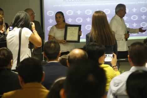 Este viernes se llevó a cabo la Recepción de Reconocimientos de Programas Educativos del Área Académica Económico-Administrativa de la Universidad Veracruzana por el Consejo de Acreditación en Ciencias Administrativas, Contables y Afines (CACECA). El evento tuvo lugar en la USBI Campus Mocambo y se contó con la presencia de la rectora Sara Ladrón de Guevara.  