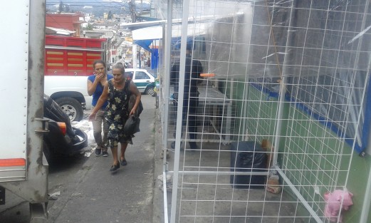 Instalados en el mes de diciembre para la venta navideña, puestos informales afuera del mercado Galeana siguen instalados. Y supuestamente Comercio Municipal de Xalapa anda muy estricto y cancelando comercios y retirando comerciantes de las calles.  