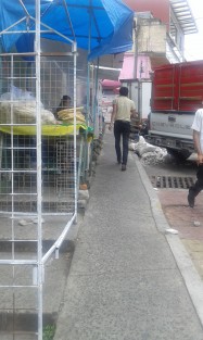 Instalados en el mes de diciembre para la venta navideña, puestos informales afuera del mercado Galeana siguen instalados. Y supuestamente Comercio Municipal de Xalapa anda muy estricto y cancelando comercios y retirando comerciantes de las calles. 
