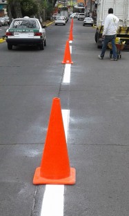 El Ayto. de Xalapa realiza trabajo de pintura de guarniciones y líneas en avenidas principales,como Pípila. 
