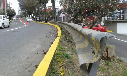 El Ayto. de Xalapa realiza trabajo de pintura de guarniciones y líneas en avenidas principales, como Pípila. 