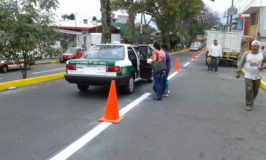 El Ayto. de Xalapa realiza trabajo de pintura de guarniciones y líneas en avenidas principales,como Pípila.  