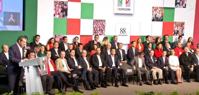 El Presidente de la Federación Nacional de Municipios de México (FENAMM), Américo Zúñiga Martínez, acompañó al presidente Enrique Peña Nieto en la celebración del 88 aniversario de la fundación del Partido Revolucionario Institucional, que se llevó a cabo en el auditorio Plutarco Elías Calles de la sede nacional priísta, en la Ciudad de México. También estuvieron en este evento el Presidente del Comité Ejecutivo Nacional, Enrique Ochoa Reza, y la Secretaria de Organización del mismo, Claudia Ruiz Massieu.
