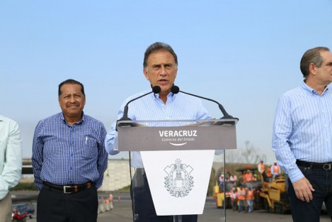 El gobernador de Veracruz, Miguel Ángel Yunes Linares, anunció que antes de que termine el presente año se terminará la primera etapa de la autopista Nautla-Naranjos. 