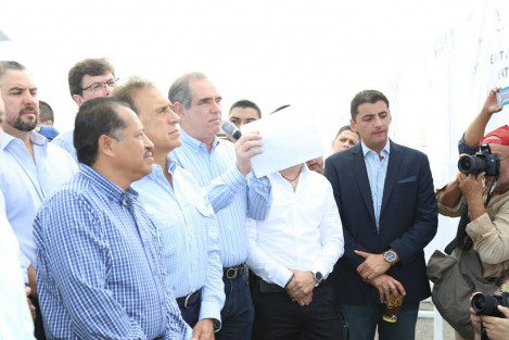 Yunes Linares dijo que el secretario de Infraestructura y Obras Públicas, Julen Rementeria, y él se reunirán el próximo martes con autoridades de la Secretaria de Comunicaciones y transportes para iniciar una negociación que va a permitir que se aceleren las obras. 