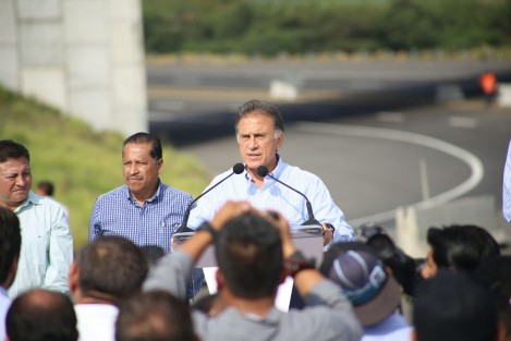Con una inversión de 180 millones de pesos, el gobernador del Estado, MiguelÁngel Yunes Linares, dio el banderazo de la obra del libramiento nororiente de la ciudad de Cardel.