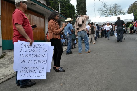Los inconformes con la no designación de sus candidatos trasladaron su campamento a la esquina, sobre la calle Simón Bolívar, obstruyendo el paso.   