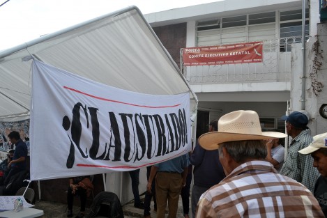 Quienes se dicen militantes de MORENA, algunos de ellos aspirantes a candidaturas a alcaldías quienes no resultaron favorecidos con las mismas, instalaron una mesa de debate exigiendo la destitución del dirigente estatal, Manuel Huerta Ladrón de Guevara. Por su parte la  dirigencia desconoce la validez de esa convocatoria, pues asegura que no hay presentes delegados como los inconformes aseguran.