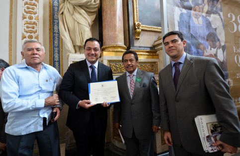 En la XXXVIII Feria Internacional del Libro del Palacio de la Minería, el alcalde de Xalapa, Américo Zúñiga Martínez, recibió por parte de la Organización de las Naciones Unidas para la Educación la Ciencia y la Cultura (UNESCO) la constancia del registro como Memoria del Mundo México, de las cédulas reales que otorgan a Xalapa el Título de Villa y su correspondiente Escudo de Armas.