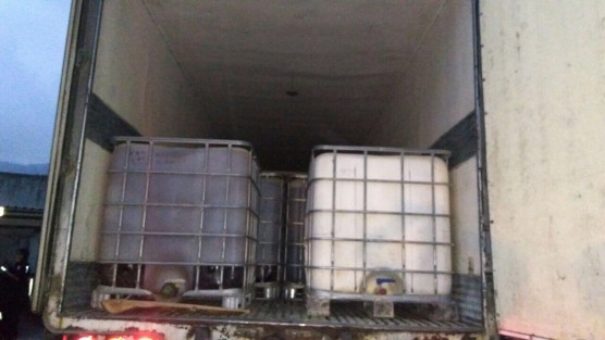 Se dio a conocer que los agentes del orden detuvieron un camión Freightliner, tipo caja refrigerada a la altura del kilómetro 260 de la autopista, el vehículo fue llevado a las instalaciones de la policía federal al descubrir que contaba con reporte de robo, pero al hacerle una inspección más a fondo notaron trasportaba un aproximado de 14 mil litros de gasolina de dudosa procedencia, por lo cual decidieron asegurar tanto la unidad como a los ocupantes, para las averiguaciones correspondientes.