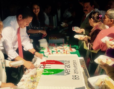 En la explanada de la sede estatal del PRI, encabezados por el precandidato a la alcaldía de Xalapa del tricolor,  Alejandro Montano, los priistas festejaron el 88vo. aniversario de su partido. 