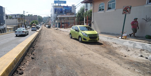 La avenida Rébsamen es otra de las obras importantes en las que trabaja el Ayuntamiento de Xalapa, y según lo expresado por los trabajadores, en esta semana se comenzará con la colocacón del concreto hidráulico, luego de haber trabajado en drenajes y otras instalaciones.
