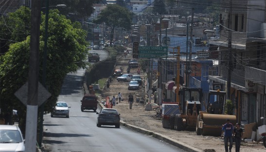 La avenida Rébsamen es otra de las obras importantes en las que trabaja el Ayuntamiento de Xalapa, y según lo expresado por los trabajadores, en esta semana se comenzará con la colocacón del concreto hidráulico, luego de haber trabajado en drenajes y otras instalaciones. 