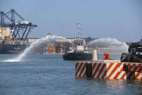 Como parte de los festejos del 115 aniversario de la construcción del puerto de Veracruz, se llevó a cabo una sencilla ceremonia que consistió en el replicar de las sirenas de los buques y remolcadores atracados en el muelle. 