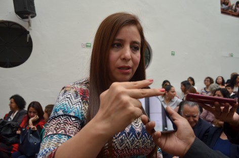 La Consejera del OPLE Eva Barrientos recalco que pese a los esfuerzos
por la paridad de género dentro de la política y los cargos públicos,
las mueres siguen siendo rezagadas por los varones quienes son
acreedores de los puestos mejor remunerados.