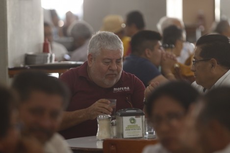 En el mismo café donde presuntos  militantes de Morena denunciaban imposición de candidato, se encontraba el dirigente estatal, Manuel Huerta, a quien desde sus mesas le lanzaron algunos gritos de desaprobación. 