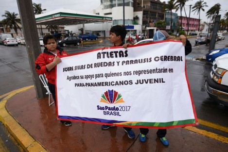Un grupo de atletas paralímpicos se manifestaron en la Plaza de la Soberanía en protesta porque ﻿el  IVD y Gobierno Estatal les negaron recursos para competir en Brasil,  pese haber calificado en sus diferentes ramas. Acusan discriminación. 
