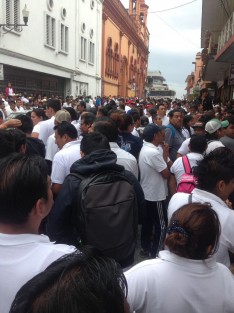 Seguidores de Tomás Tejeda se reunieron en el centro de Xalapa para recuperar las oficinas de la CROC, ubicadas en la calle de Zaragoza, mismas que permanecían tomadas desde hace dos meses por seguidores de Francisco Morales Sarmiento. 