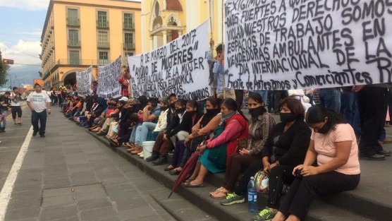 Mujeres comerciantes informales realizan un  ayuno en la Plaza Lerdo en protesta por la violación de sus derechos laborales, al ser desalojadas con violencia de las calles. 