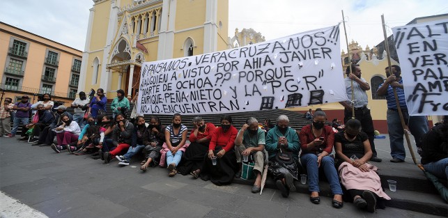 Integrantes del Frente de Artesanos y Comerciantes Revolucionarios se manifestan en la plaza Lerdo de Xalapa con un ayuno de 9:00 a 20:00 hrs como denuncia de la violencia, maltrato e insultos contra las mujeres, tal como  han sufrido en el municipio de Coatepec a cargo de Ricardo Palacios.  
