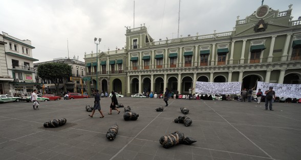 Wendy López, activista y artista, colocó varios bultos simulando a mujeres tiradas y embolsadas, las cuales han sido cientos en todo el estado; esto durante la conmemoración del Día de las Mujeres. 