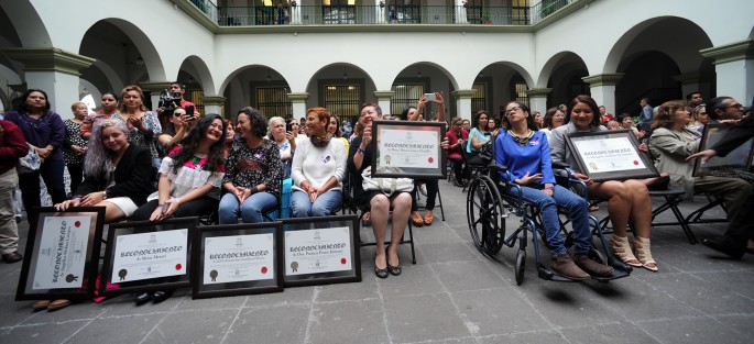 El alcalde de Xalapa, Amérco Zúñiga Martínez, entregó reconocimientos a mujeres xalapeñas destacadas en diferentes ámbitos, esto durante la conmemoración del Día de la Mujer.