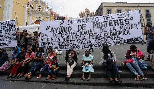 Integrantes del Frente de Artesanos y Comerciantes Revolucionarios se manifestan en la plaza Lerdo de Xalapa con un ayuno de 9:00 a 20:00 hrs como denuncia de la violencia, maltrato e insultos contra las mujeres, tal como  han sufrido en el municipio de Coatepec a cargo de Ricardo Palacios.  