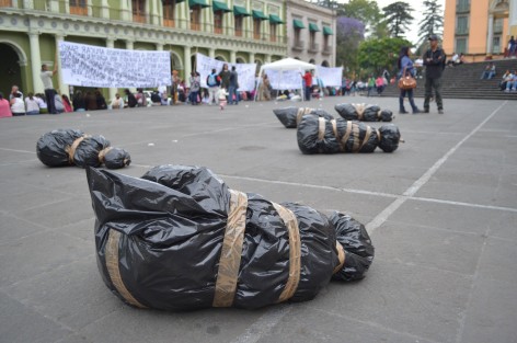 Wendy López, activista y artista, colocó varios bultos simulando a mujeres tiradas y embolsadas, las cuales han sido cientos en todo el estado; esto durante la conmemoración del Día de las Mujeres. 