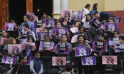 Un grupo de mujeres realizó una manifestación muy uniforme... Al parecer realizarían un mitin, pero luego de tomarse la foto oficial en las escaleras de la Catedral de Xalapa, decidieron romper filas. 