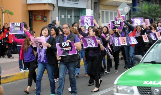Un grupo de mujeres realizó una manifestación muy uniforme... demasiado uniformadas. 