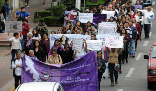 Algunas feministas realizaron una marcha partiendo del monumento a la Madre, para exigir se atiendan las recomendaciones pertinentes por el decreto de alerta por violencia de género. 
