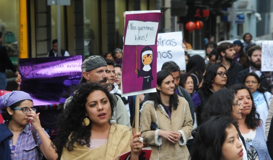 Durante la marcha recordaron a mujeres víctimas de violencia, como la activista Nadia Vera, y la periodista Regina Martínez. 