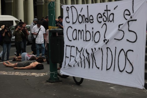 Performance por los feminicidios en Veracruz, realizado en Plaza Lerdo de Xalapa,como parte de las manifestciones en conmemoración del Día Internacional de la Mujer.
